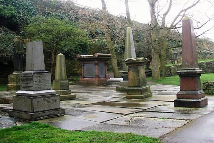 Small-Group St. James Cemetery Tour in Liverpool - Photo 1 of 10